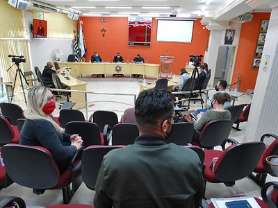 Diretores, chefes, procuradores jurídicos, vereadores e o vice-prefeito participaram da reunião. (Imagem: Denílson Lopes de Andrade)