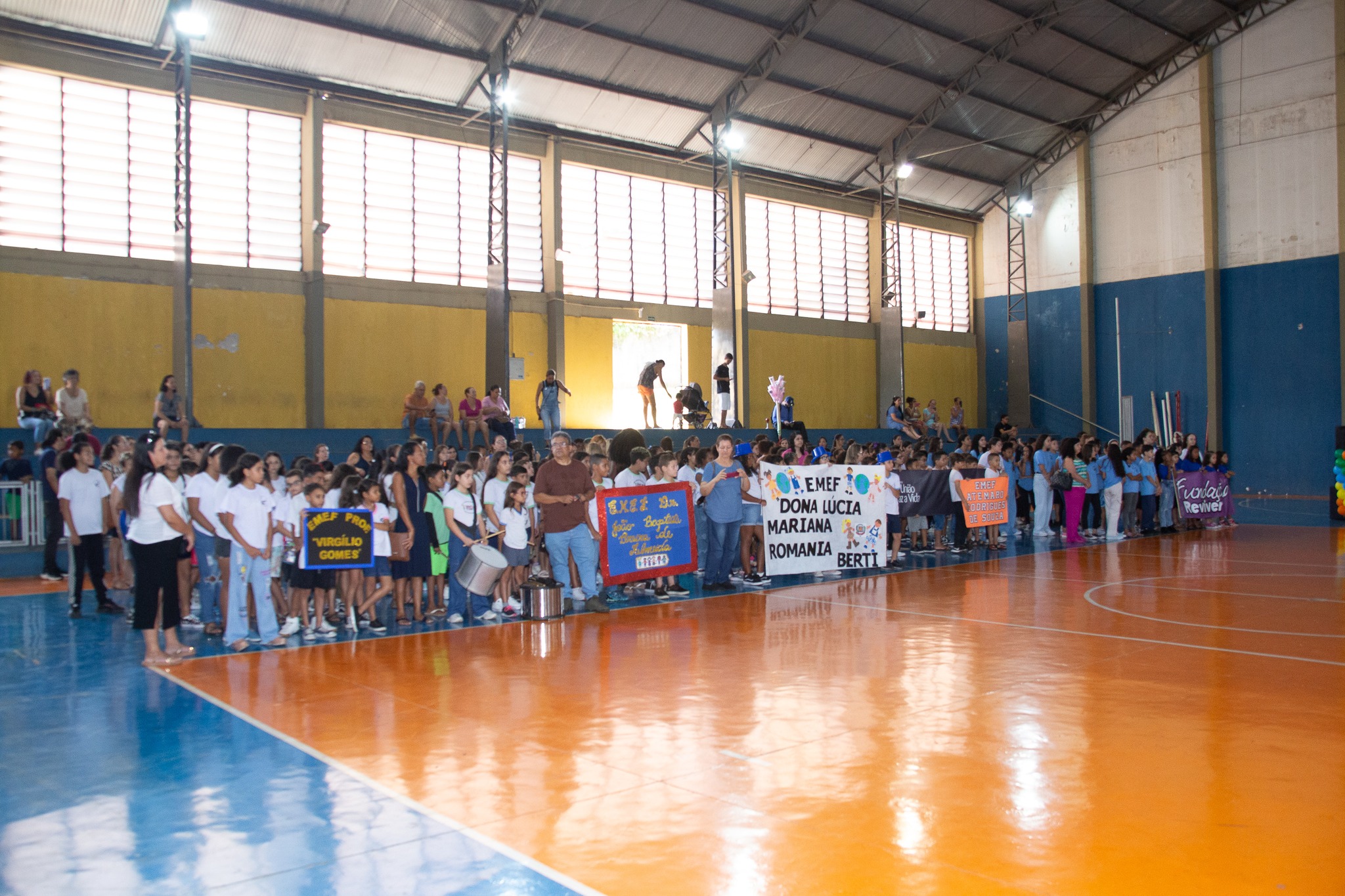 Alunos durante o Ato Cívico no ginásio de esportes