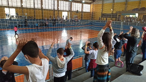 Alunos e professores no ginásio de esportes