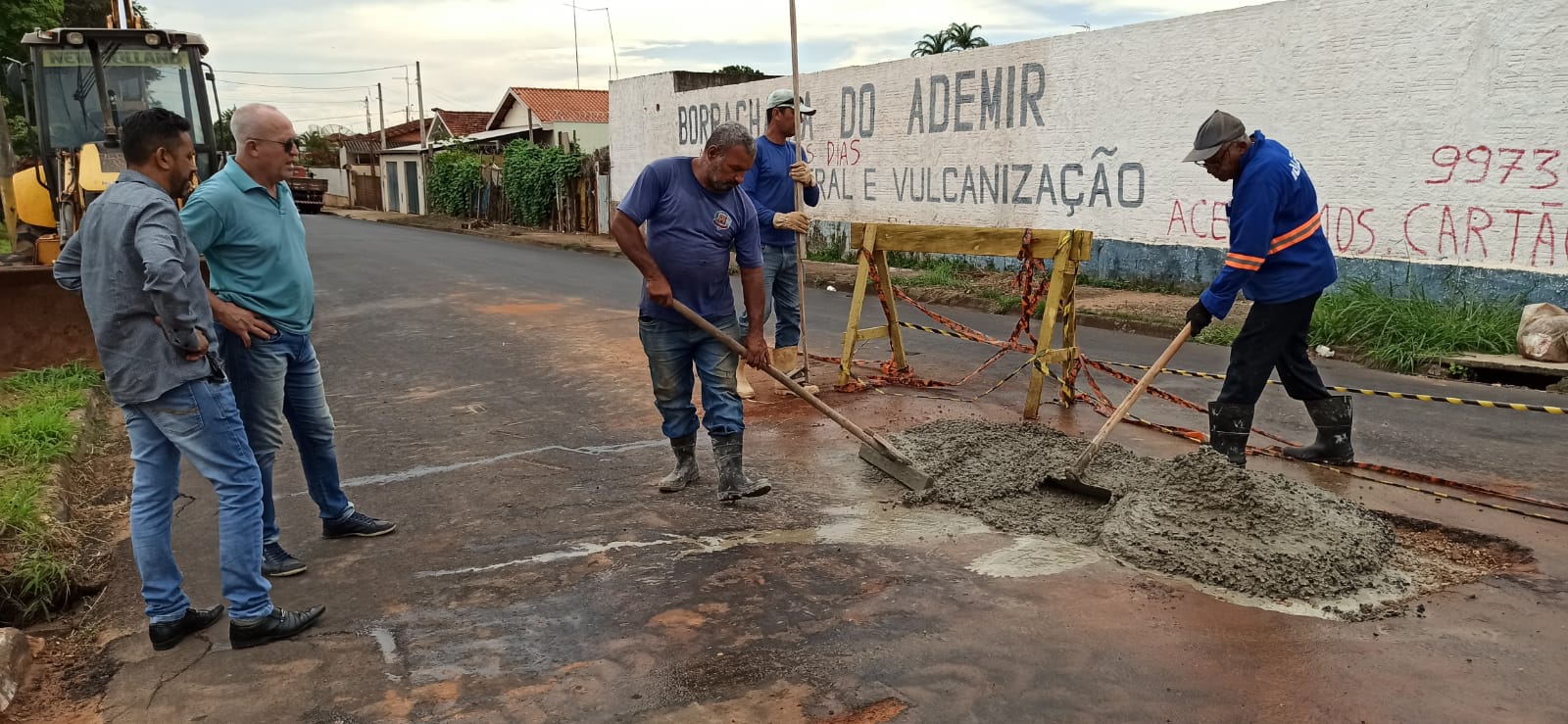 Ao lado do Loiro, diretor de transportes, presidente Dega acompanhou serviços na Avenida Santo Antônio. (Imagem: Denílson Lopes)