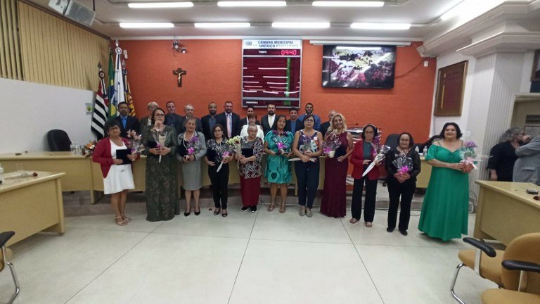 Através dos vereadores, mães foram homenageadas na Câmara