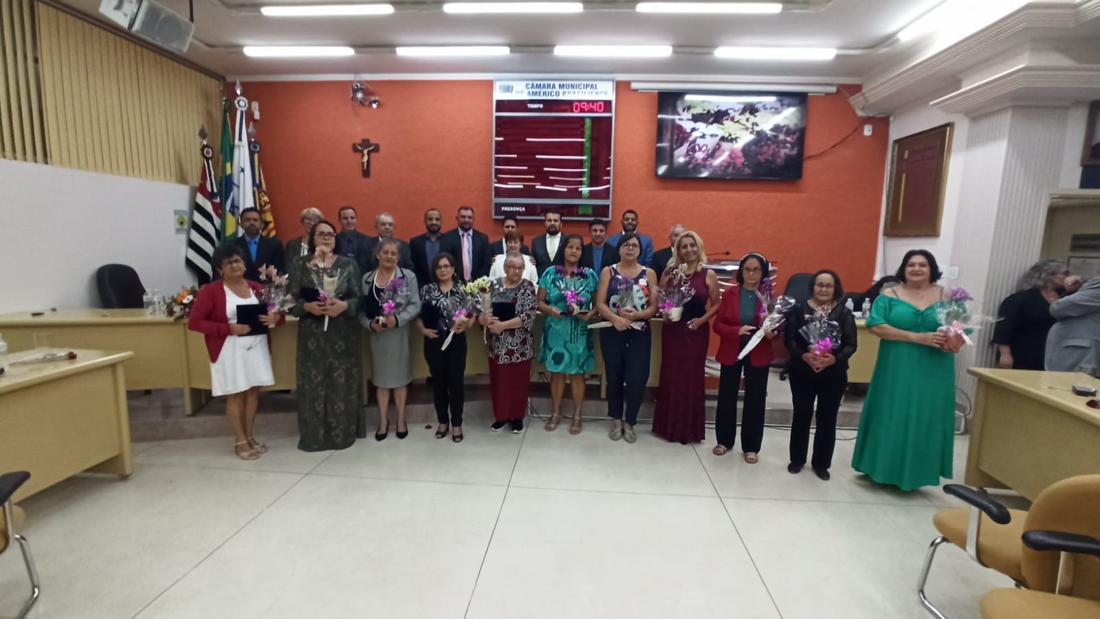 Através dos vereadores, mães foram homenageadas na Câmara