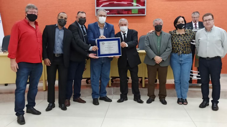 Carlos Zarattini e autoridades durante entrega do título. (Imagem: Denílson Lopes)