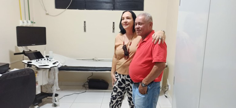 Cidão Mineiro e a Deputada Márcia Lia ao lado do aparelho de ultrassom