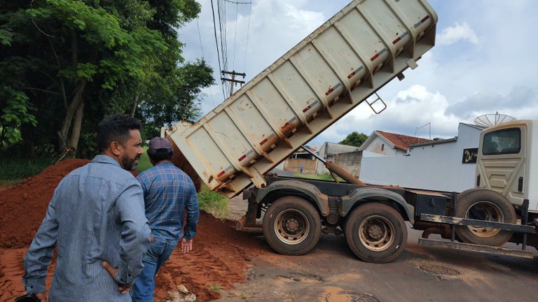 Dega da Padaria, presidente da câmara de vereadores, acompanhou o início das obras da construção de um ponto de ônibus no bairro Luiz Ometto