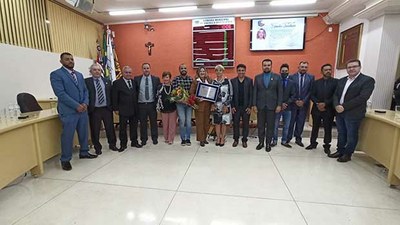 Deputada Patrícia Bezerra durante entrega de título