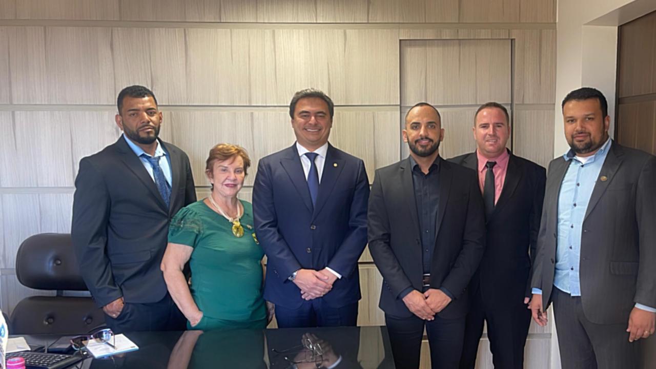 Vereador Bahia do Corte, Marli Pavão, Maicon Rios, Leandro Mancha e Diego Rodrigues com o deputado Maurício Neves (ao centro). Foto divulgação