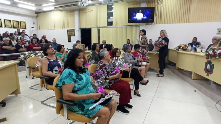 Entrega de flores e rosas para as homenageadas