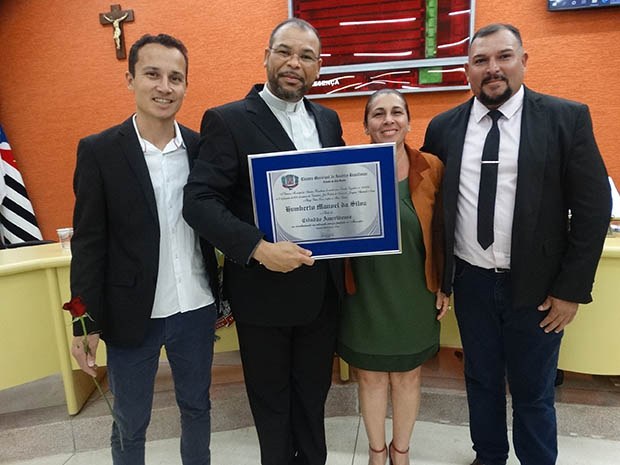 Ex-vereador Thiago, Padre Humberto, diretora Ana e o presidenteZé Roberto. (Imagem: Deníl son Lopes)