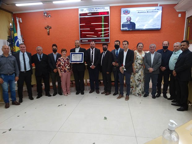 Na foto: Adenice Carvalho, vereadores: Leandro Mancha, Cidão Mineiro, Van doGás, Marly Pavão, Padre Humberto, p residente Zé Roberto, vice prefeito Luzimar,vereador Diego, ex vereador Thiago, prefeito Dirceu e sua esposa Nice, diácono ZêGeraldo, vereadores Silas da Sadia e Dega da Padaria. (Imagem: Denílson Lopes)