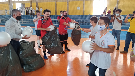 Prefeito Dirceu Pano, Felipe Joioso e Leandro Mancha entregando bolas para os alunos