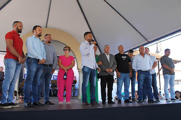 Presidente Dega da Padaria, vereadores e representantes do executivo durante o Desfile Cívico