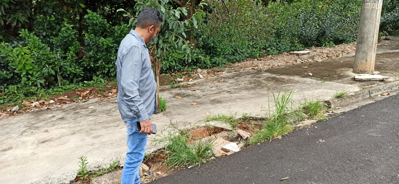 Presidente Dega observando erosões no Bairro Jardim Maria Luíza. (Imagem: Denílson Lopes)