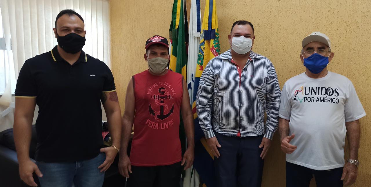 Presidente Zé Roberto (mascara branca) com integrantes do Unidos Por Américo.