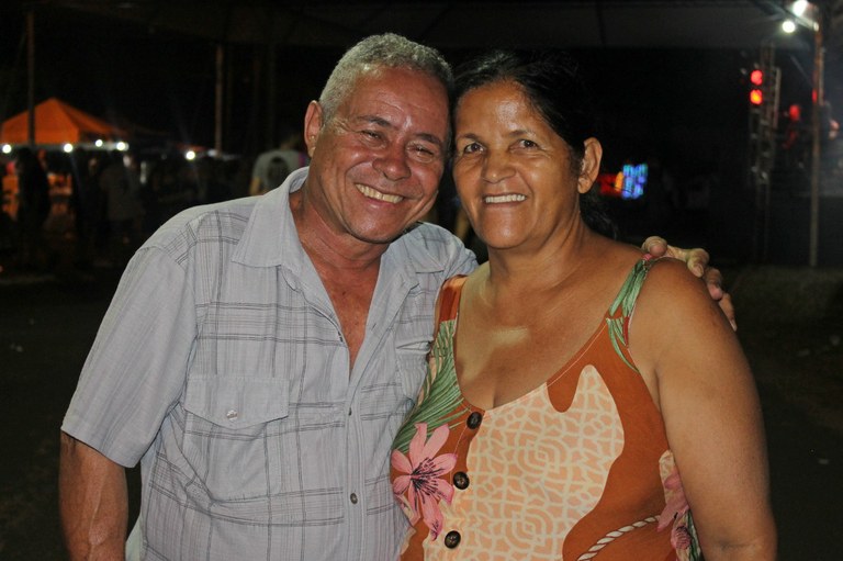 Vereador Cidão Mineiro ao lado de sua esposa, durante evento. (Imagem: Denílson Lopes)