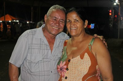 Vereador Cidão Mineiro ao lado de sua esposa, durante evento. (Imagem: Denílson Lopes)