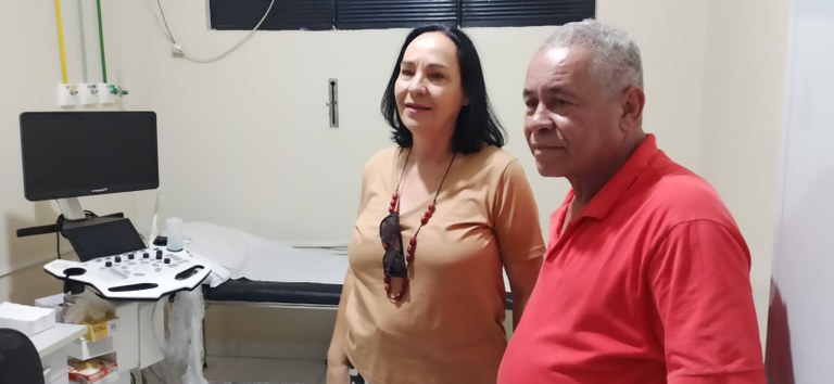 Vereador Cidão Mineiro e deputada Márcia Lia no hospital municipal. (Imagem: Denílson Lopes