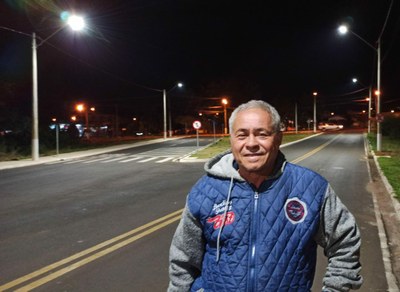 Vereador Cidão Mineiro na via que recebeu melhorias na iluminação