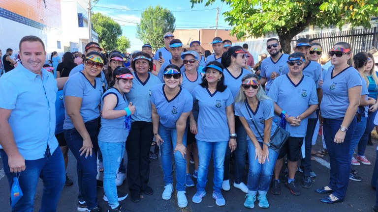 Vereador Leandro Mancha os alunos e professores da APAE durante evento