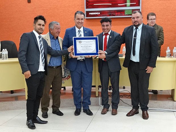 Vereador Van do Gás, Prefeito Dirceu, Capitão Augusto, vice-prefeito Luzimar e opresidente Zé Roberto durante entrega de título. (Imagem: Denílson Lopes)