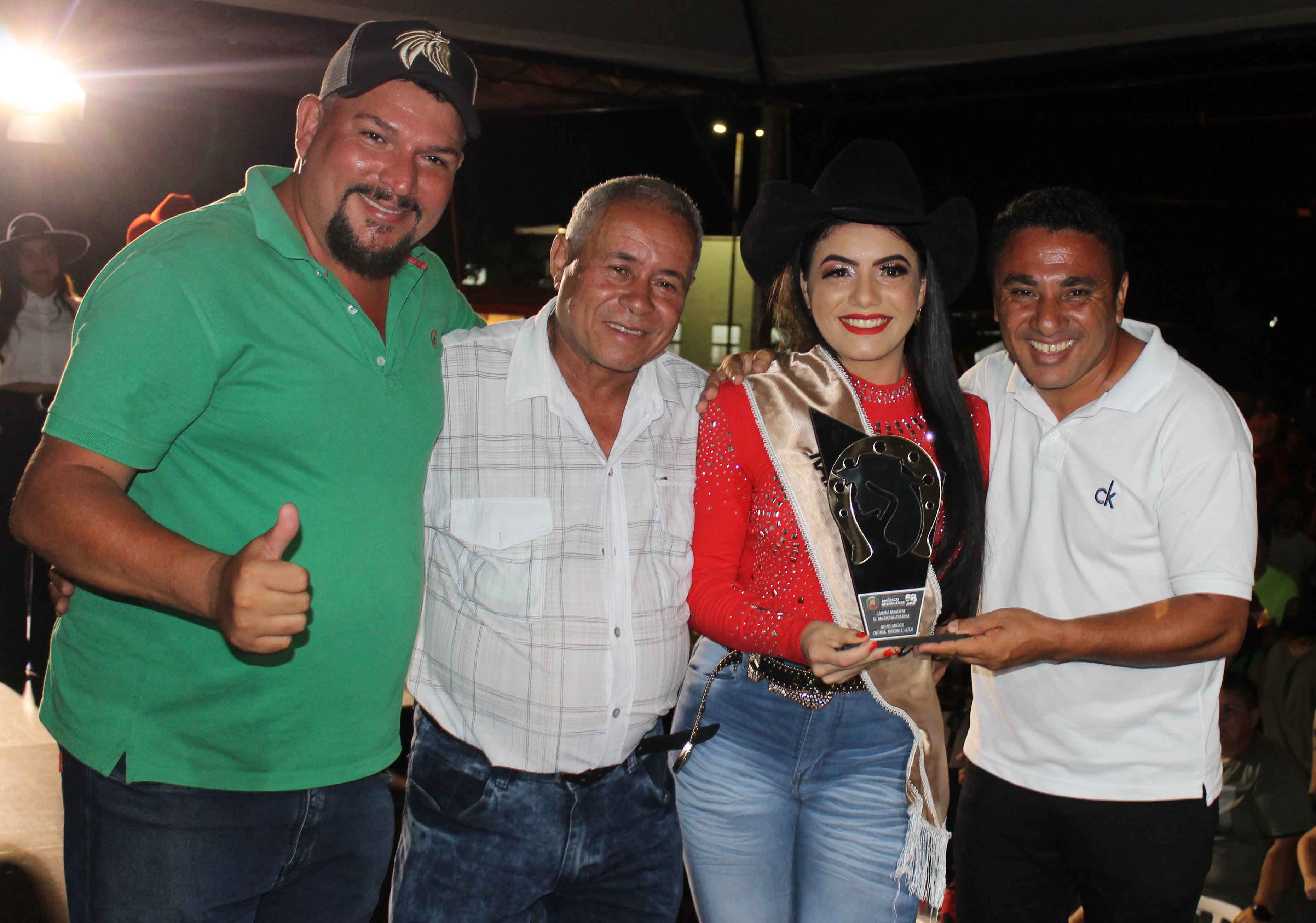 Vereadores: Zé Roberto, Cidão Mineiro, Sabrina Silva(Rainha do Rodeio) e Luzimar Baianinho(vice-prefeito), durante o desfile. (Imagem: Denílson Lopes)