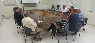 Dr. Gustavo e diretor Mário do HEAB, com os vereadores de Américo Brasiliense durante reunião. (Fotos: Denílson Lopes)