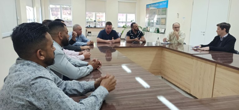 Vereadores de Américo Brasiliense com os diretores do Hospital Estadual de Américo. (Foto: Denílson Lopes)