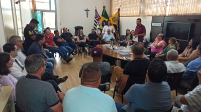 Vereadores durante reunião no gabinete do poder executivo