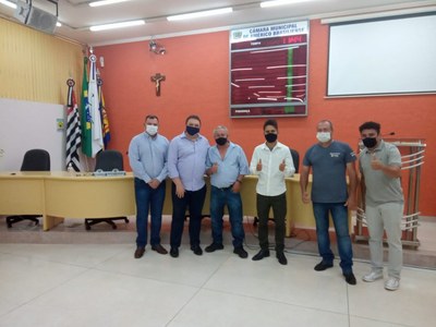 Zé Roberto, Deputado Marcos Damásio, Cidão Mineiro, Van do Gás, Roberto da Anchieta e o vice-prefeito Luzimar.     Na última sexta-feira, dia 08 de outubro, os vereadores do município de Américo Brasiliense (SP), receberam no prédio do legislativo municipal, a visita do nobre Deputado Estadual Marcos Damásio, que por vários anos já passado e também atualmente, muito vem contribuindo através de verbas parlamentares solicitadas pelos vereadores.  Entre as emendas do deputado Damásio voltados para Américo estão: em 2017 – R$ 200 mil reais para a Saúde, 2019 – R$ 200 mil reais também para a Saúde, em 2020 foram R$ 300 mil reais para infraestrutura e outros R$ 320 mil reais também para infraestrutura. Em 2021 o deputado destinou R$ 308 mil reais para obras de saneamento.     Participaram desse encontro o vice-prefeito Luzimar Alves dos Santos, os vereadores: Zé Roberto (presidente da Câmara), Cidão Mineiro, Van do Gás e Roberto da Anchieta.  Fonte: Assessoria da Câmara Municipal de Américo Brasiliense)