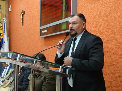 Zé Roberto (Presidente da Câmara) durante discurso. (Imagem: Denílson Lopes)