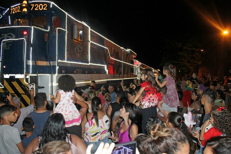 Chegada do Trem Iluminado no Natal Doçura em Américo