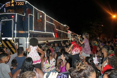 Chegada do Trem Iluminado no Natal Doçura em Américo . (Imagem: Denílson De