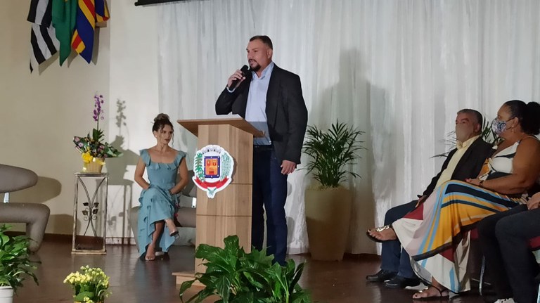 Presidente do legislativo Zé Roberto durante homenagem. (Imagem: Denílson Lopes)