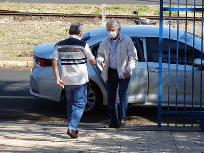 Vereador Silas da Sadia recebendo o deputado Vanderlei Macris na câmara. (Imagem: Denílson Lopes de Andrade)