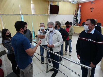 Deputado Macris, ao lado do presidente Zé Roberto e vereador Silas conversando com funcionários da prefeitura. (Imagem: Denílson Lopes de Andrade)