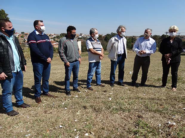 Deputado Macris com vereadores, prefeito e vice, no local onde será construído uma Unidade de Pronto Atendimento de Saúde. (Imagem: Denílson Lopes de Andrade)