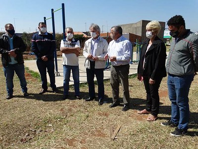 Macris e autoridades municipais estiveram no Vista Alegre e Recanto dos Pássaros. (Imagem: Denílson Lopes de Andrade)