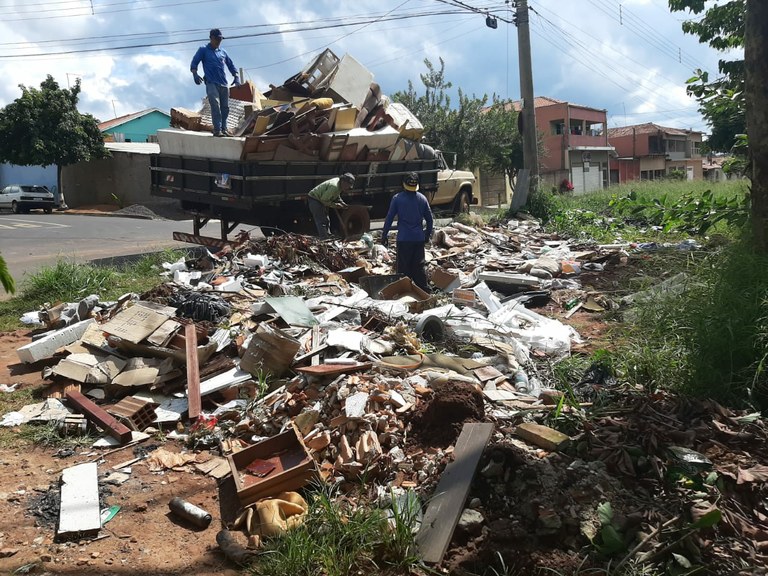 No Bairro Luiz Ometto, uma grande quantidade de lixos e entulhos foram retirados de locais públicos.