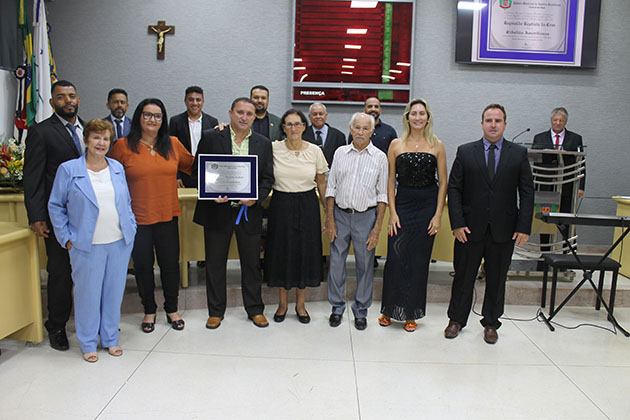 Professor Reginaldo da Cruz da Escola Américo Roncalli recebe Título de Cidadão Ameriliense