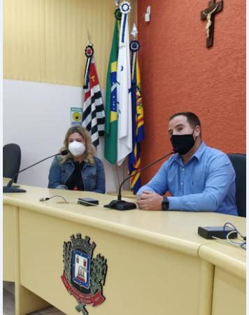 Deputada Patrícia Bezerra com o vereador Leandro Mancha na Câmara Municipal.